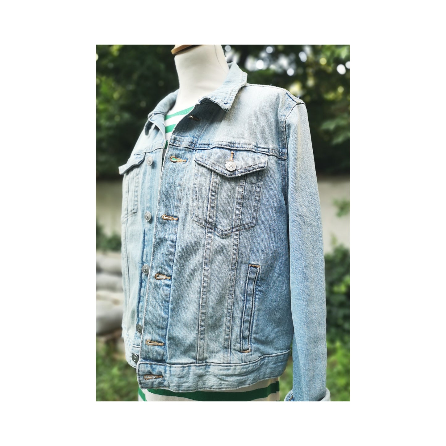 La veste en jeans - Le jardin