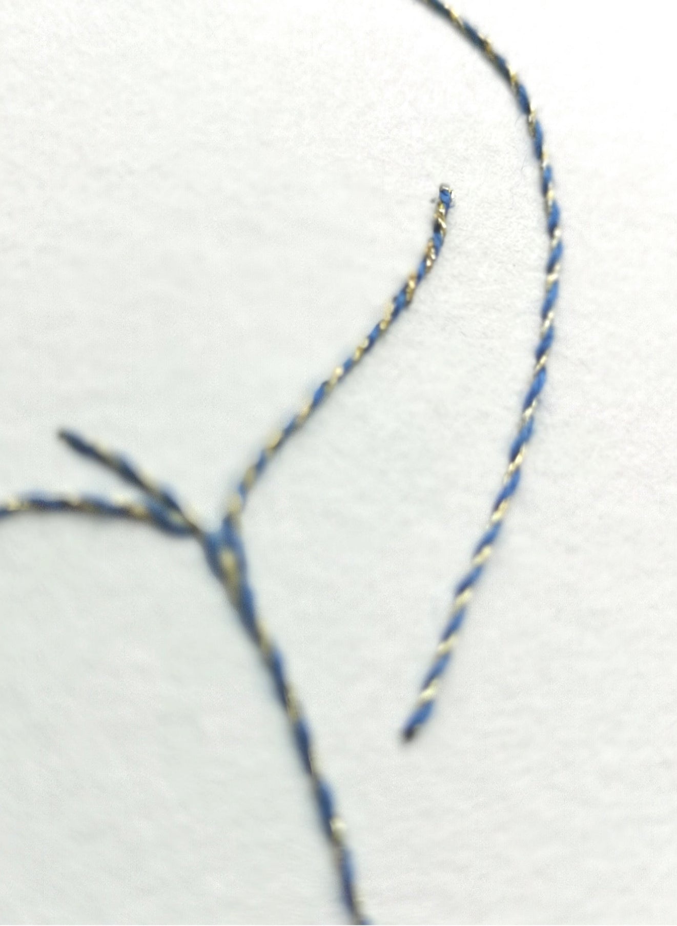 DOUX PLISSÉS (fil bleu et doré)