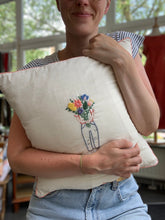 Charger l&#39;image dans la galerie, Le bouquet - kit de broderie tissu